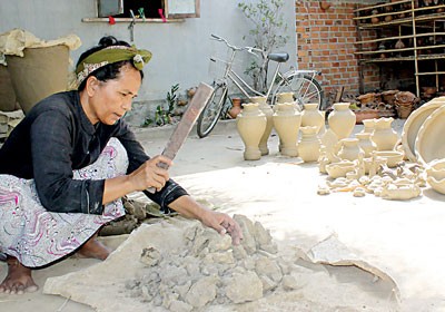 A craftswoman mixing sand and clay before making pottery (Photo:SGGP) Bau Truc pottery products being dried in the sun before firing (Photo:SGGP) Foreign visitors visit Bau Truc Pottery Village (Photo:SGGP) With skillful hands, the craftswoman makes a clay pot (Photo:SGGP)